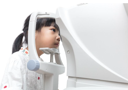角膜塑型為針對兒童近視控制所研發設  安全配戴隱形眼鏡 輕鬆矯正假視問題